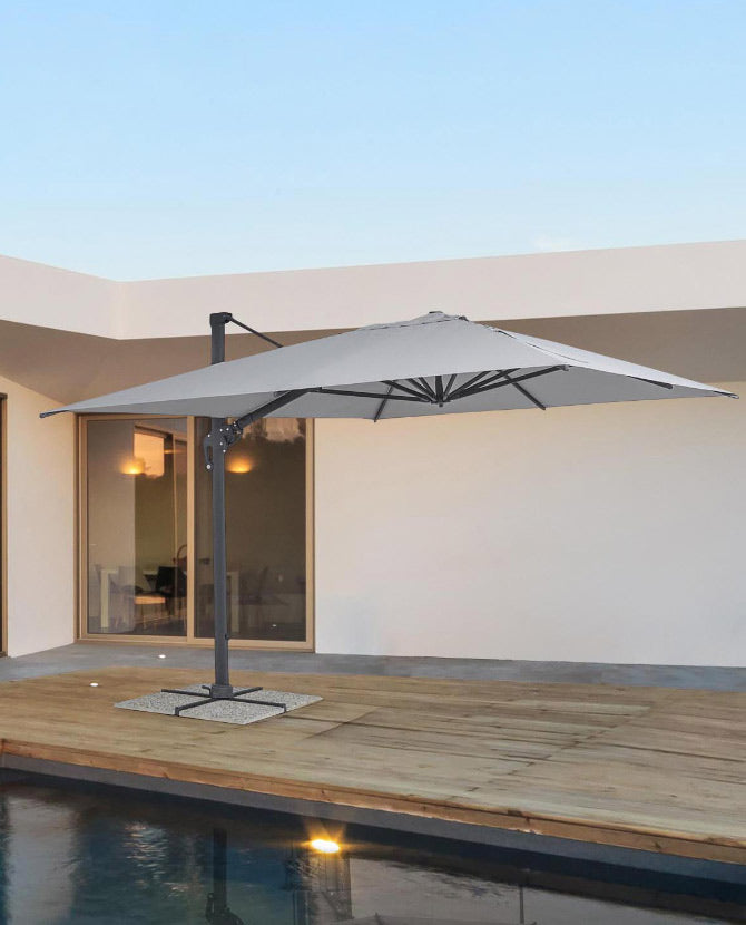 Faborítású teraszon, medence mellett álló fémvázas napernyő.