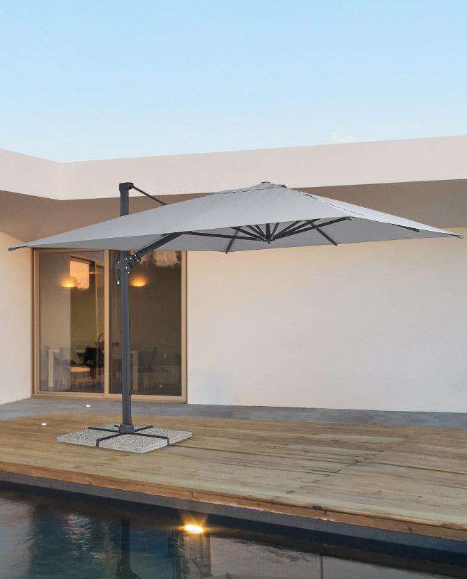 Faborítású teraszon, medenc melett álló fémvázas napernyő.