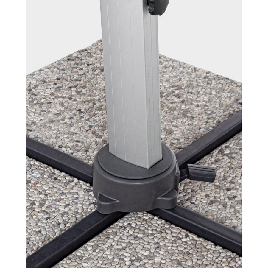 A napernyő 360° fokban forgatható, ebben a talpazatnál található pedál segít.