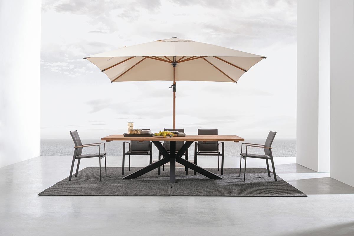 Modern stílusú tengerparti teraszon álló fémvázas napernyő.