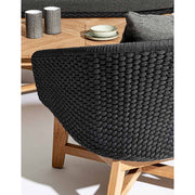 Modern lakásban álló skandináv stílusú kerti bútorok a Coachella kollekcióból.