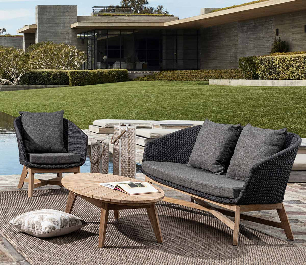 Tóparton álló modern, skandináv stílusú kerti bútorok a Coachella kollekcióból.