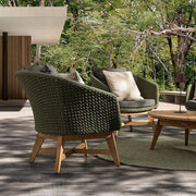 Medence partján álló négyrészes prémium ülőgarnitúra.