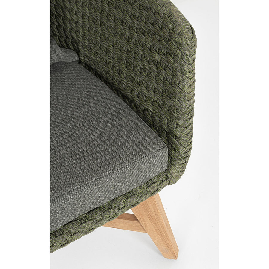 Design kerti fotel részlete. rajta az olefin kötélszövéssel, és ülőpárnával.