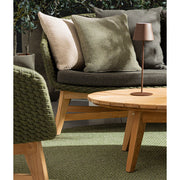 Medence partján álló négyrészes prémium ülőgarnitúra.