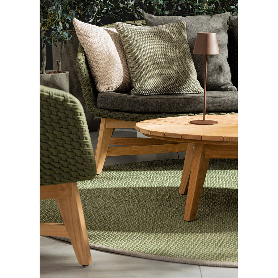 Medence partján álló négyrészes prémium ülőgarnitúra.