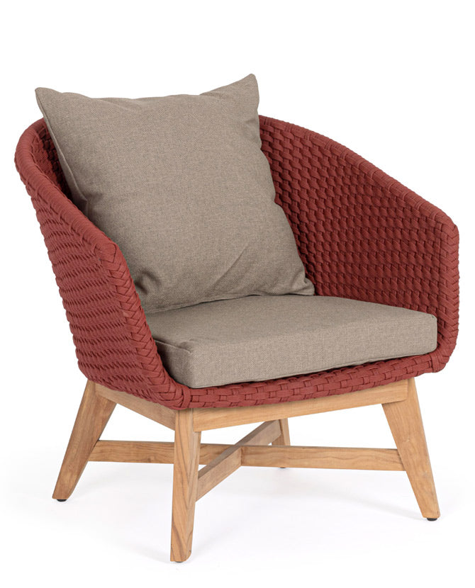 Design kerti fotel, skarlátvörös olefin kötélszövéssel, bézs színű ülő és hátpárnákkal.