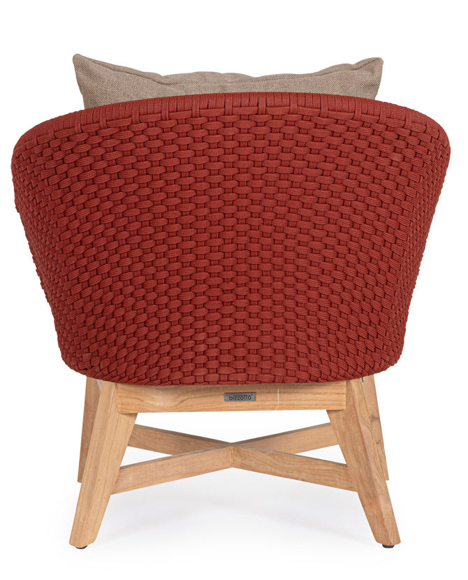 Design kerti fotel, skarlátvörös olefin kötélszövéssel, bézs színű ülő és hátpárnákkal.