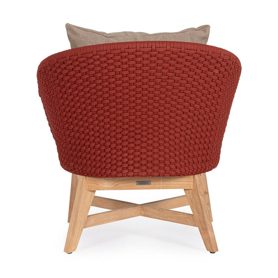 Design kerti fotel, skarlátvörös olefin kötélszövéssel, bézs színű ülő és hátpárnákkal.