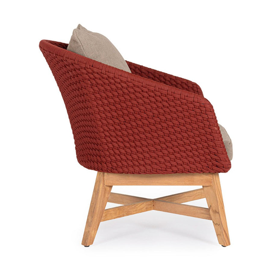 Design kerti fotel, skarlátvörös olefin kötélszövéssel, bézs színű ülő és hátpárnákkal.