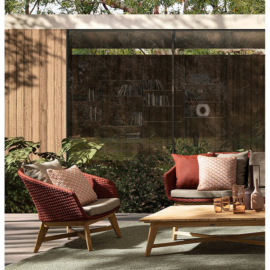 Árnyékos kültéri teraszon álló négydarabos skarlátvörös színű design kerti garnitúra.