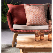 Árnyékos teraszon álló design kerti kanapé, előtérben a dohányzóasztallal.