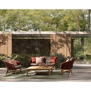 Árnyékos teraszon álló design kerti ülőgarnitúra két fotellel, kanapéval és dohányzóasztallal.