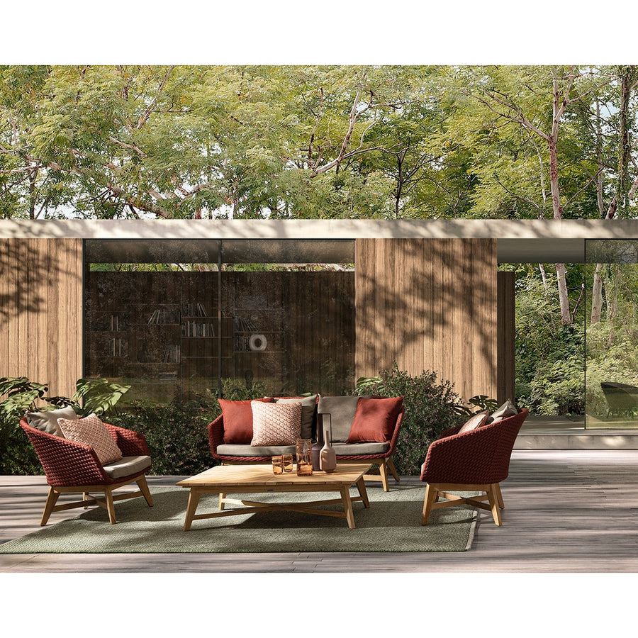 Árnyékos teraszon álló design kerti ülőgarnitúra két fotellel, kanapéval és dohányzóasztallal.