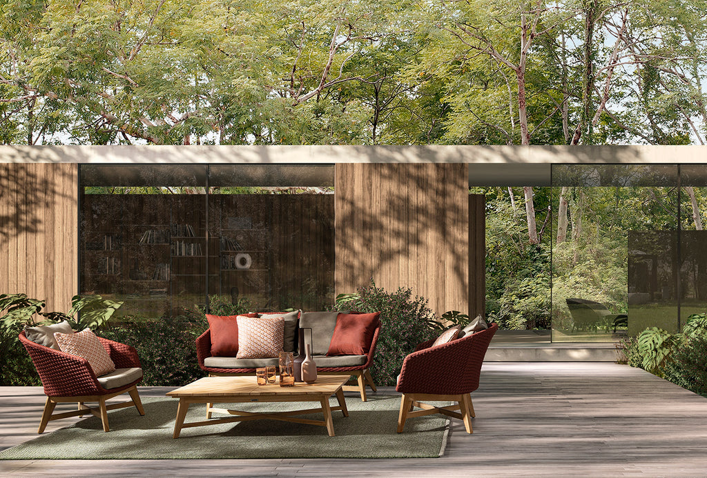Árnyékos teraszon álló design kerti ülőgarnitúra két fotellel, kanapéval és dohányzóasztallal.