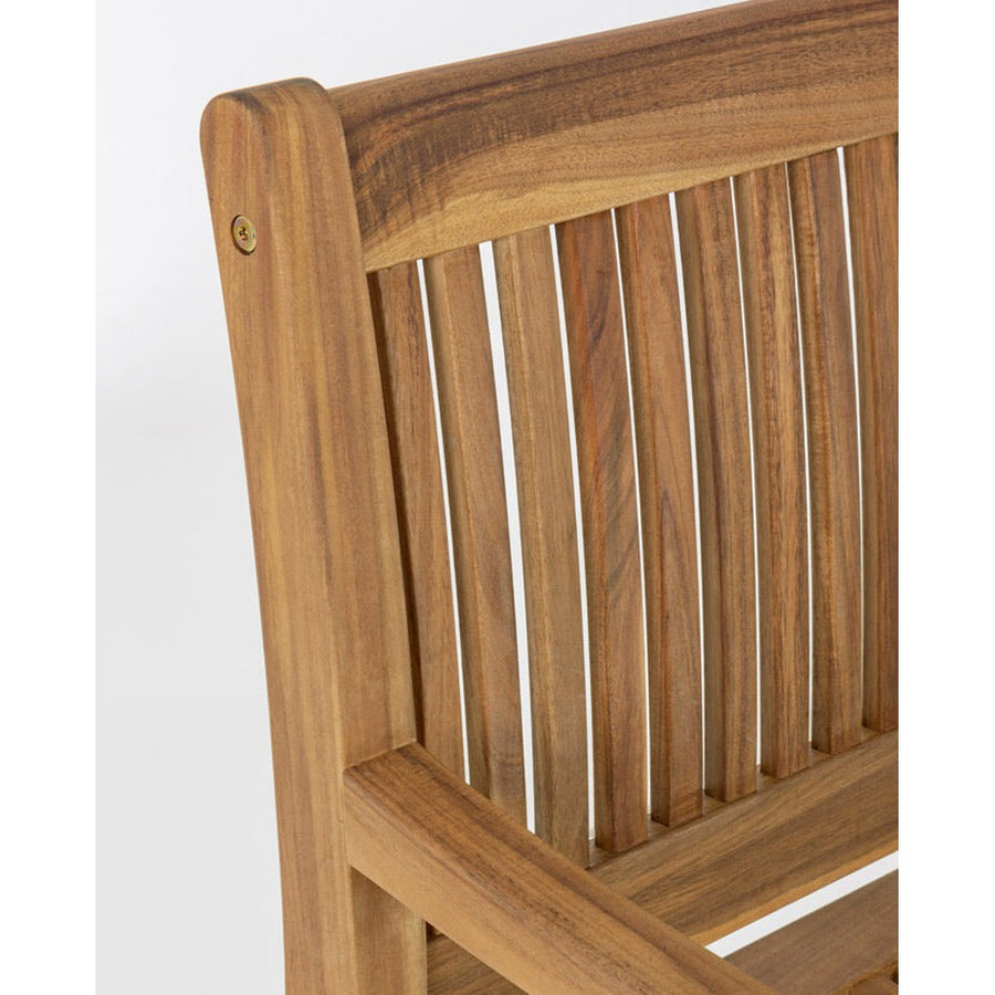 Natúr színű, akácfából készült, háromszemélyes kerti pad, háttámlával és karfával.