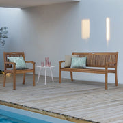 Natúr színű, akácfából készült, háromszemélyes kerti pad, háttámlával és karfával.