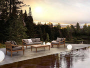 Medence partján álló Karuba teakfa keritbútor család.