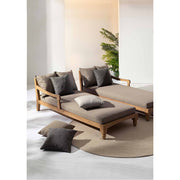 Két darabos, keleti stílusú pihenőágy szett fedett teraszon.