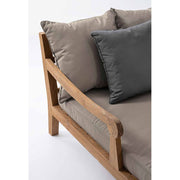 Részletkép a kerti pihenőágy karfájáról és hátpárnáiról.