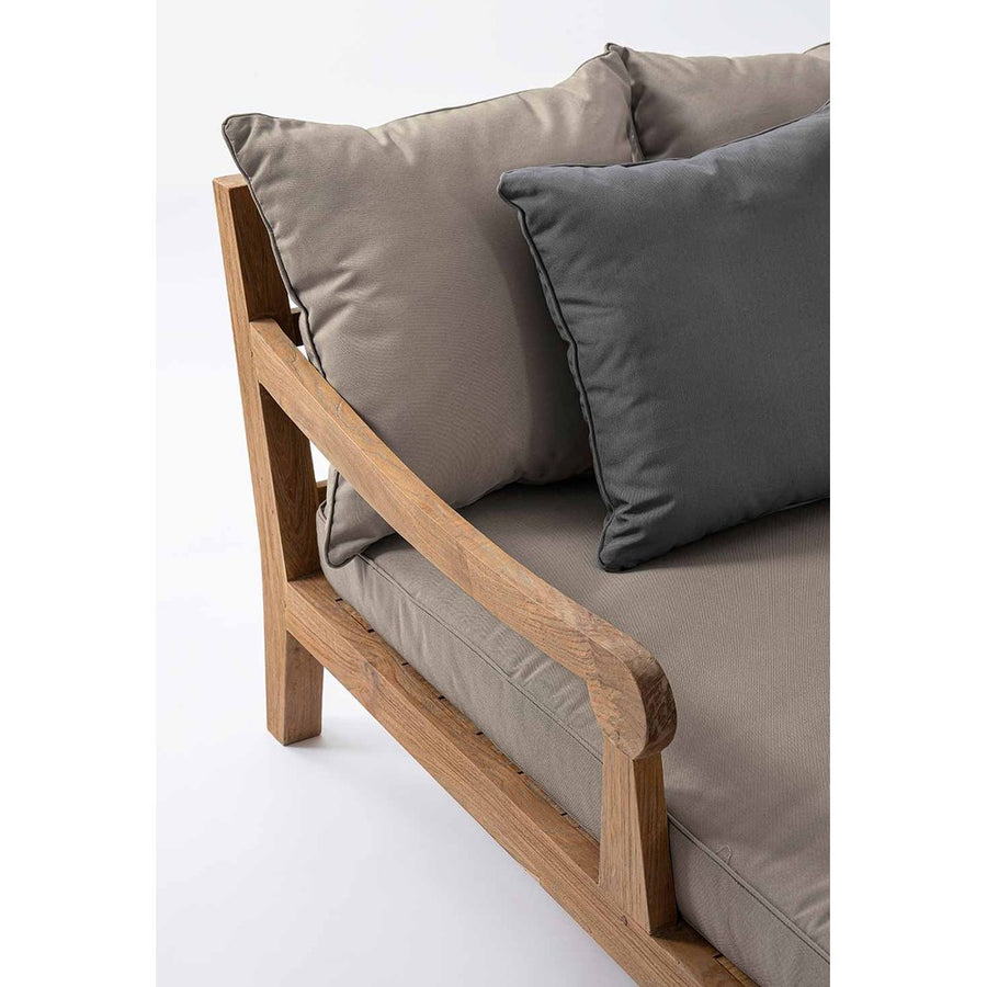 Részletkép a kerti pihenőágy karfájáról és hátpárnáiról.