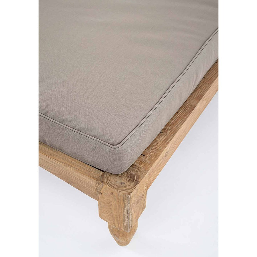 Részletfotó a két darabos, keleti stílusú teakfa pihenőágy lábáról és matracáról.