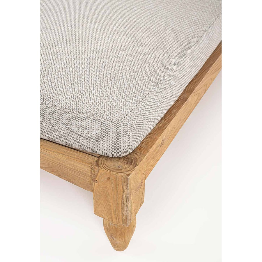 Részletfotó a két darabos, keleti stílusú teakfa pihenőágy lábáról és matracáról.