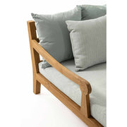 Részletkép a kerti pihenőágy karfájáról és hátpárnáiról.