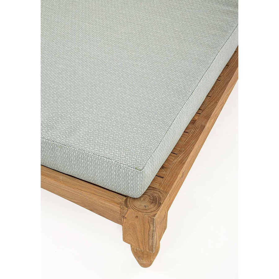 Részletfotó a két darabos, keleti stílusú teakfa pihenőágy lábáról és matracáról.