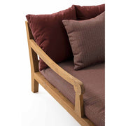 Részletkép a kerti pihenőágy karfájáról és hátpárnáiról.