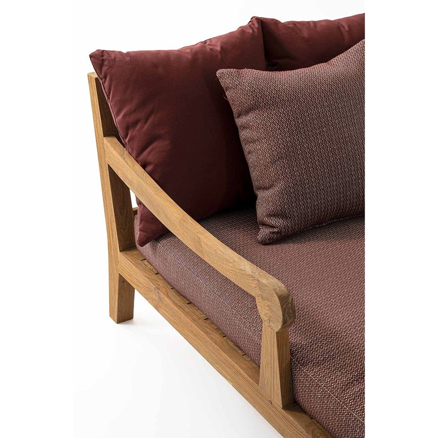 Részletkép a kerti pihenőágy karfájáról és hátpárnáiról.