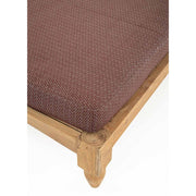 Részletfotó a két darabos, keleti stílusú teakfa pihenőágy lábáról és matracáról.