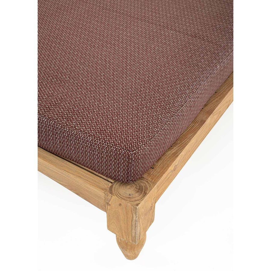 Részletfotó a két darabos, keleti stílusú teakfa pihenőágy lábáról és matracáról.