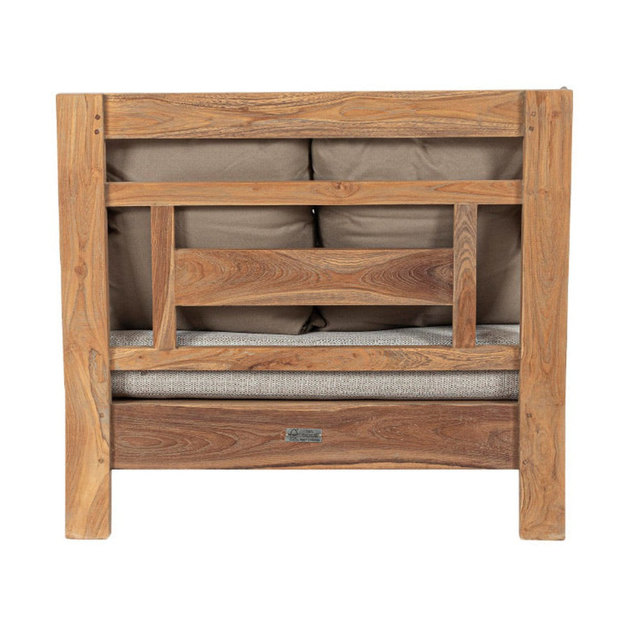 Keleti stílusú teakfa fotel hátoldala bézs színű ülő- és hátpárnákkal.