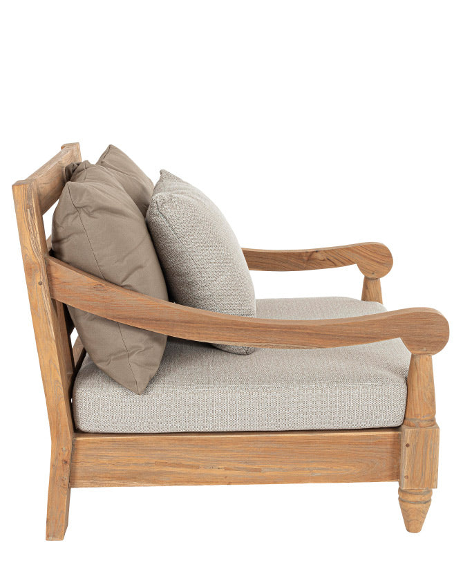 Keleti stílusú teakfa fotel oldal részlete bézs színű ülő- és hátpárnákkal.