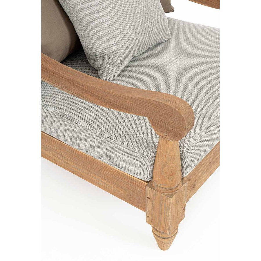 Keleti stílusú teakfa fotel részlete a karfával és az ülőpárnával.