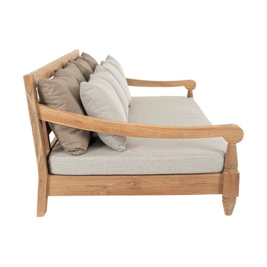 Keleti stílusú teakfa kanapé bézs színű ülő- és hátpárnákkal.