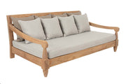 Keleti stílusú teakfa kanapé bézs színű ülő- és hátpárnákkal.