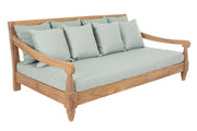Keleti stílusú teakfa kanapé zöldeskék ülő- és hátpárnákkal.