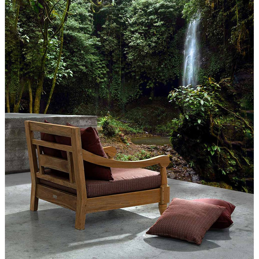 Keleti stílusú teakfa kerti fotel, bordó párnákkal erdei teraszon.