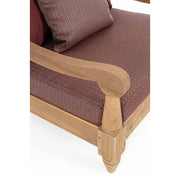 Keleti stílusú teakfa fotel részlete a karfával és az ülőpárnával.