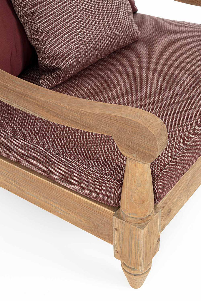 Keleti stílusú teakfa fotel részlete a karfával és az ülőpárnával.