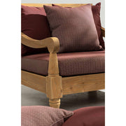 Keleti stílusú teakfa fotel hátoldala bordó színű ülő- és hátpárnákkal.