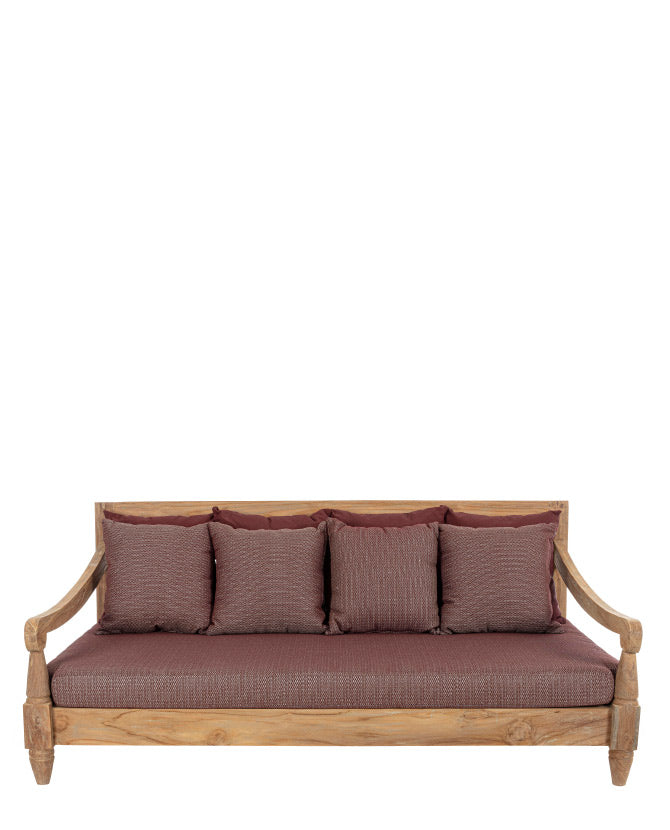 Keleti stílusú teakfa kanapé bordó színű ülő- és hátpárnákkal.