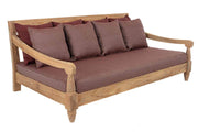 Keleti stílusú teakfa kanapé bordó színű ülő- és hátpárnákkal.
