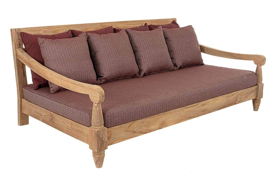 Keleti stílusú teakfa kanapé bordó színű ülő- és hátpárnákkal.
