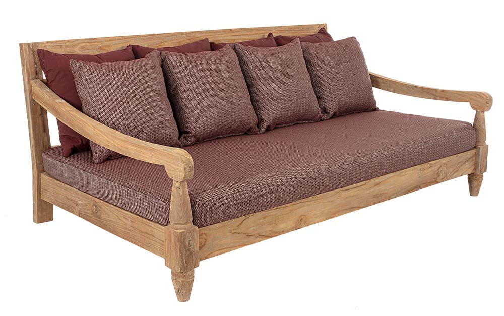 Keleti stílusú teakfa kanapé bordó színű ülő- és hátpárnákkal.