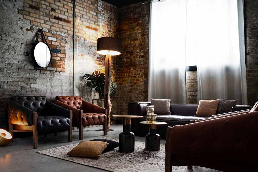 Loft stílusú nappaliban álló kortárs mangófa állólámpa.