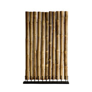 Trópusi stílusú, natúr színű, bambuszszárakból álló térelválasztó fém talapzaton.