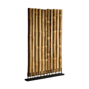 Trópusi stílusú, natúr színű, bambuszszárakból álló térelválasztó fém talapzaton.